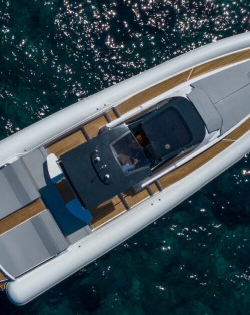 veduta dall'alto di motoscafo