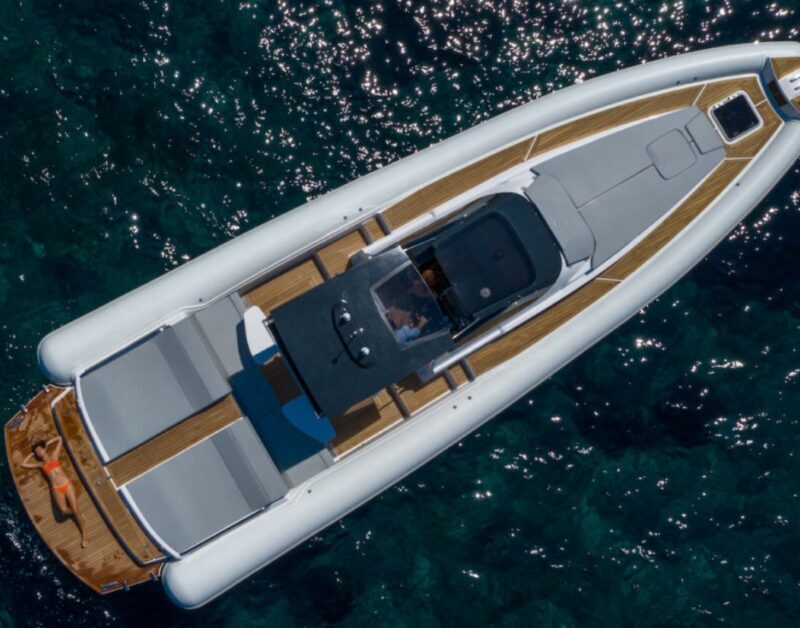 veduta dall'alto di motoscafo